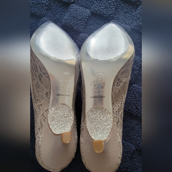 Elegant Lace Women's Pumps - Picture 4 of 5